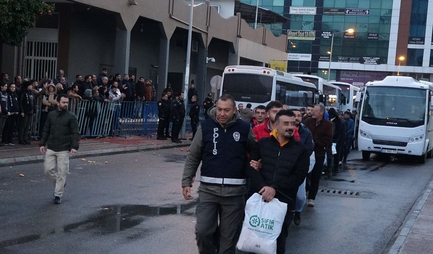 Mersin'deki rüşvet operasyonu zanlıları adliyeye sevk edildi