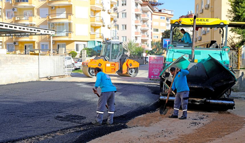 Alanya Belediyesi o kavşak ve çevresini sıcak asfaltla buluşturdu