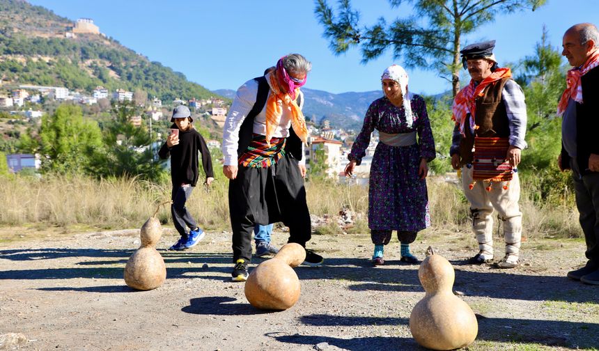 Alanya Belediyesi’nin ‘Gübüdük’ adlı Yörük oyunu sona erdi