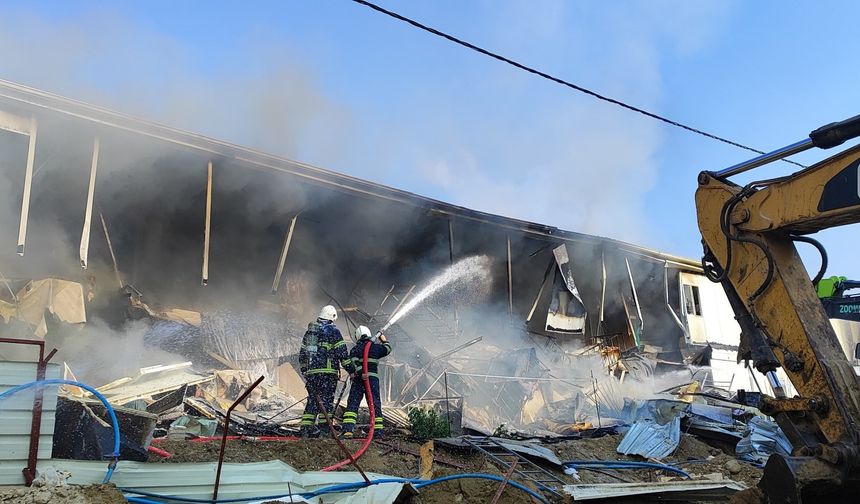 Hatay’da konteyner yatakhane alevlere teslim oldu