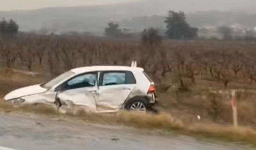 Seyir halindeki otomobile çarpan araç tarlaya savruldu