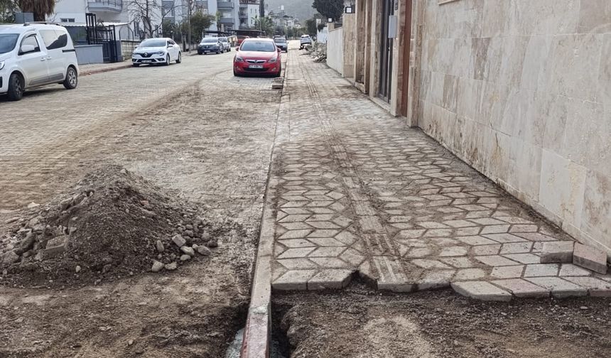 Antalya’nın Kemer Belediyesi yol ve kaldırım çalışmalarına devam ediyor