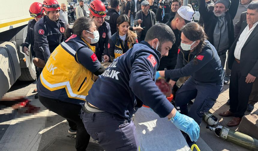 Yolun karşısına geçerken TIR'ın altında kaldı