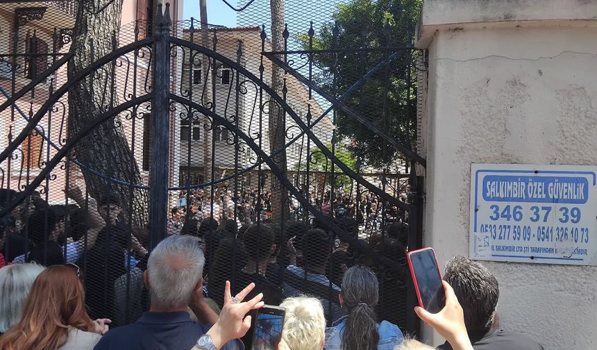 Liseli öğrenciler Antalya Lisesi'nde MEB atamalarına ses yükselti