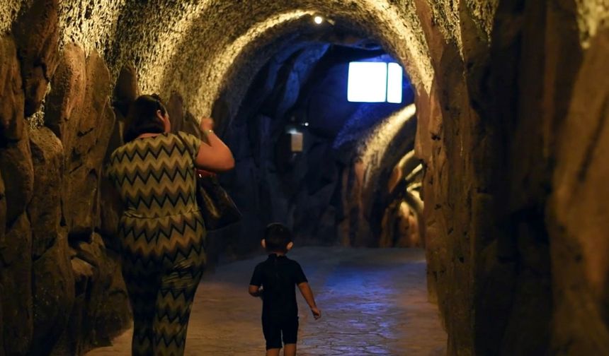 Antalya’da tartışmalı görüntüler....  Falezlere gizli tünel otel müşterileriyle ortaya çıktı