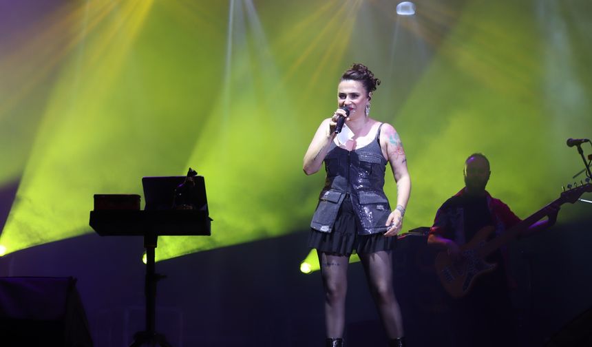 Antalya’da konser veren Ceylan Ertem yeni albümünü kadınlara adadı
