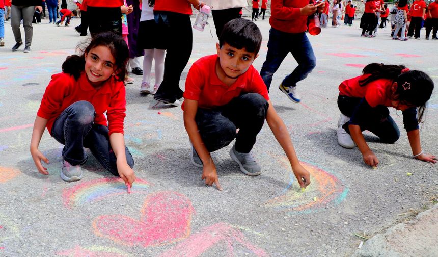 Çocuklar hem resim yaptı hem eğlendi