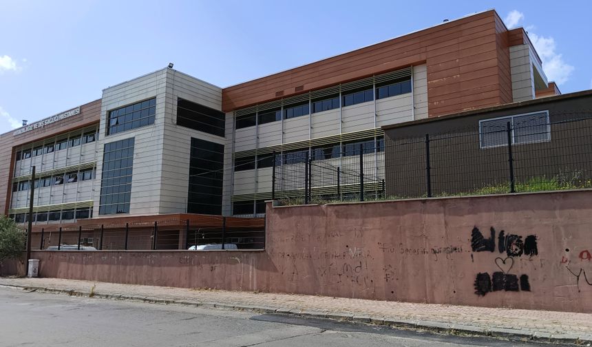 Antalya Diş Hastanesi’nin duvarları vandalizme teslim