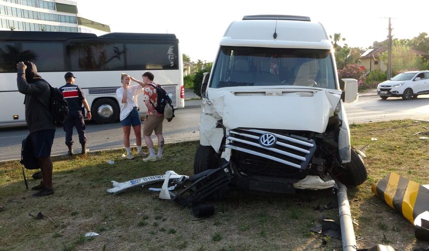 Hafif ticari araç ile tur aracı çarpıştı, 3'ü turist 4 kişi yaralandı