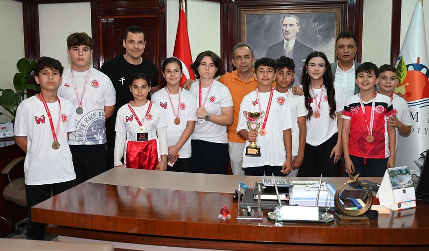 Kemer’deki büyük başarı belediye başkanı ile kutlandı