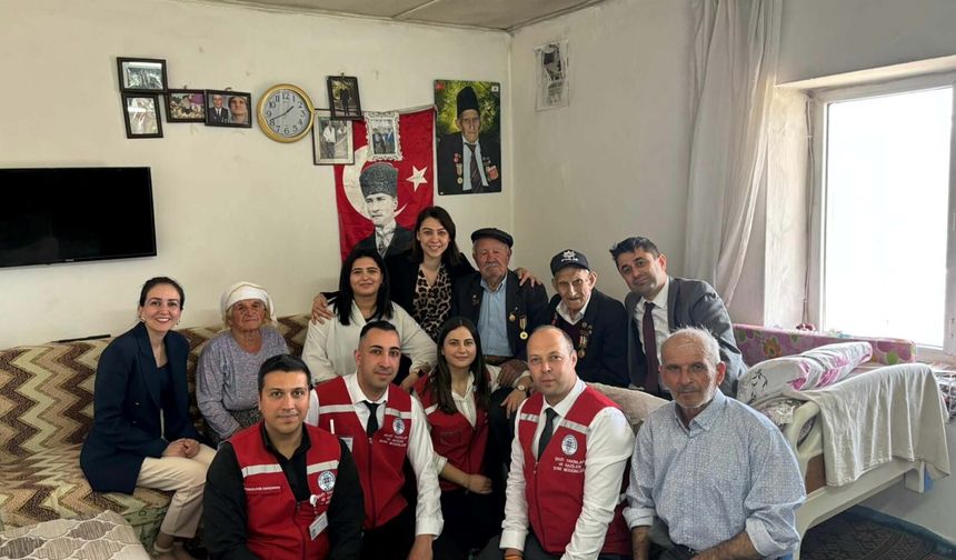 Kore Gazisi Mehmet Gün'e Büyükşehir'den sürpriz doğum günü kutlaması