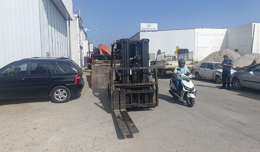 Kurtarıcıdan inerken halatı kopan forklift, park halindeki otomobile çarptı