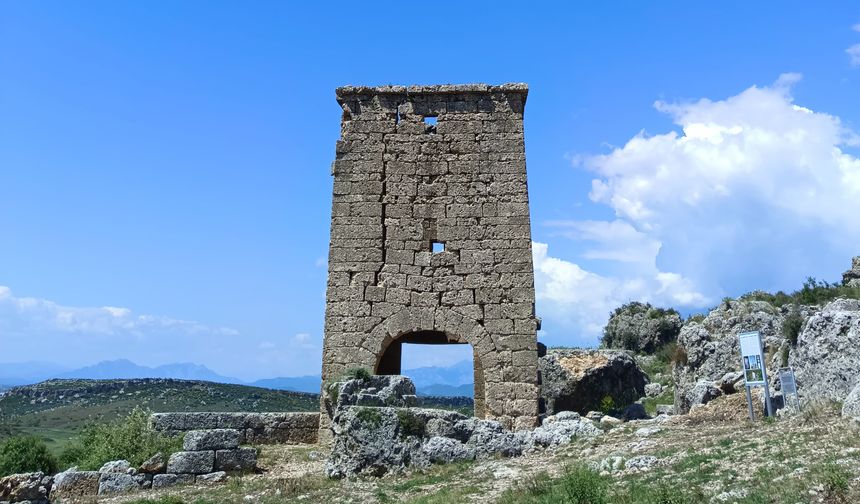 Antalya’nın tarihi güzelliği Sillyon Antik Kenti'ne yol engeli