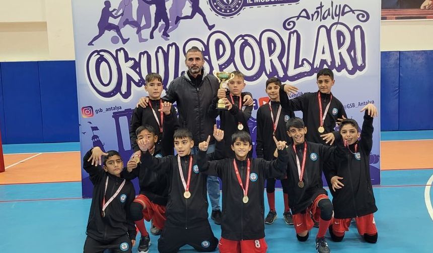 Varsak Şelale Ortaokulu’ndan tarihi başarı
